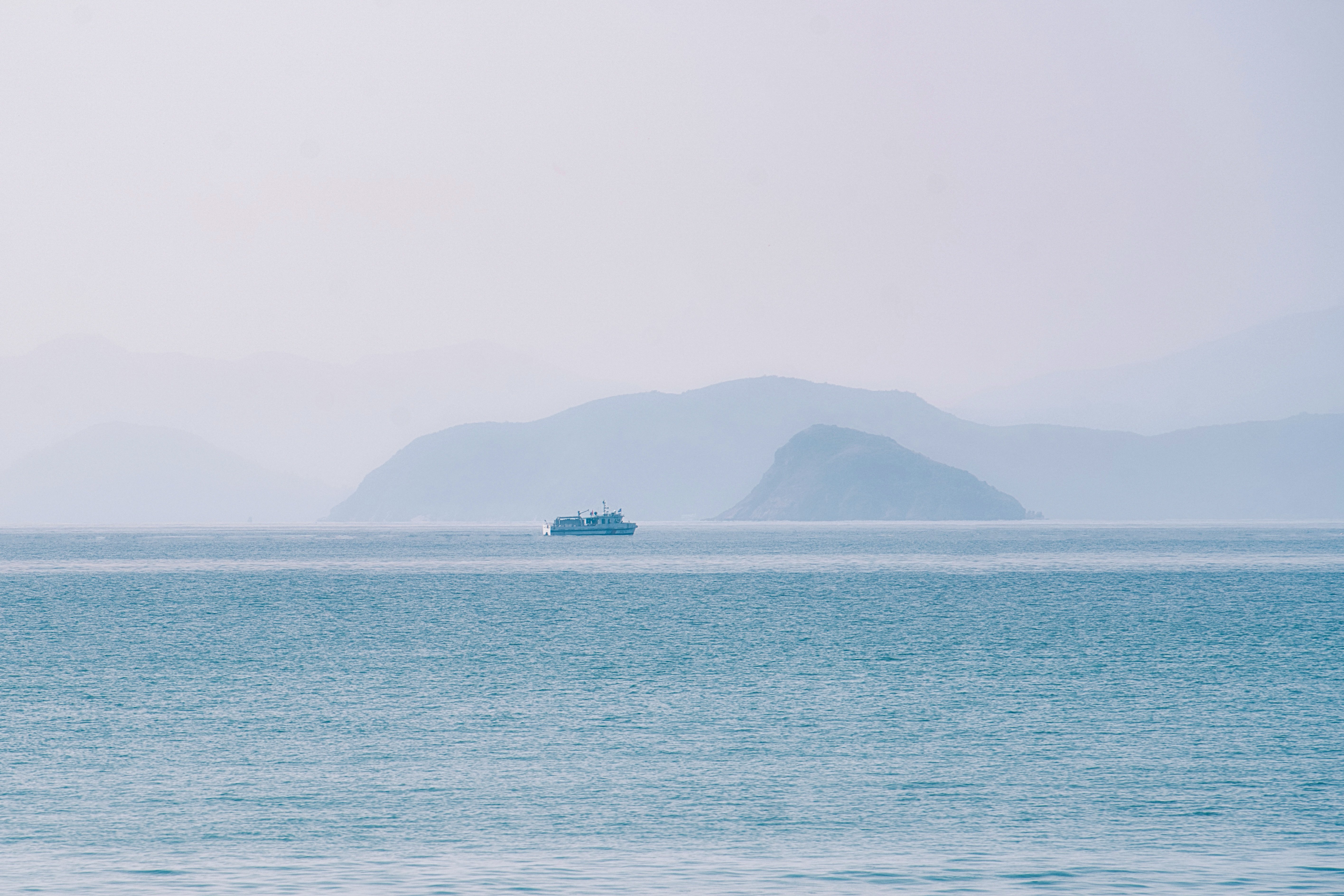 穏やかな海と遠くに浮かぶ島